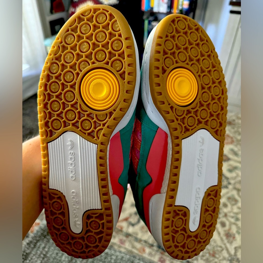 BRAND NEW!! adidas Forum Low THE SIMPSONS LIVING ROOM - US SIZE 6